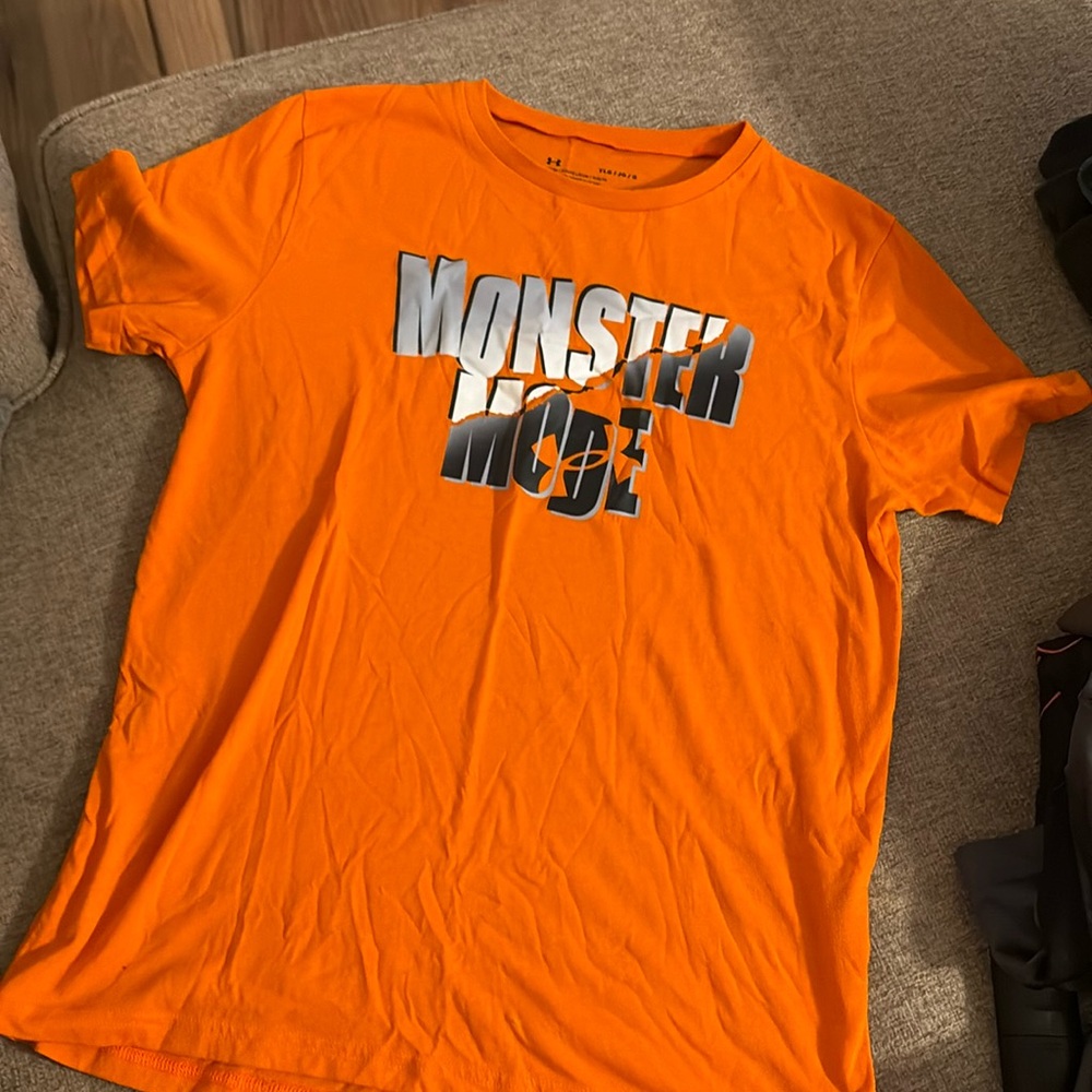 Boys Under Armour Size L Short Sleeve